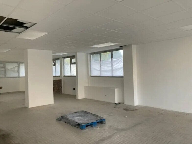 Retail in Trappes for lease - Interior Photo - Image 3 of 9