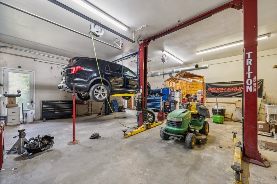 1856 Buckley Hall Rd, Cobbs Creek, VA for sale - Interior Photo - Image 3 of 35