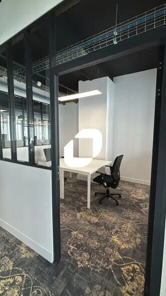 Office in Paris for lease - Building Photo - Image 2 of 23