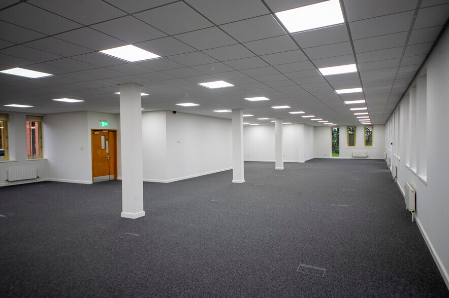 Crewe Rd, Manchester for lease - Building Photo - Image 3 of 9