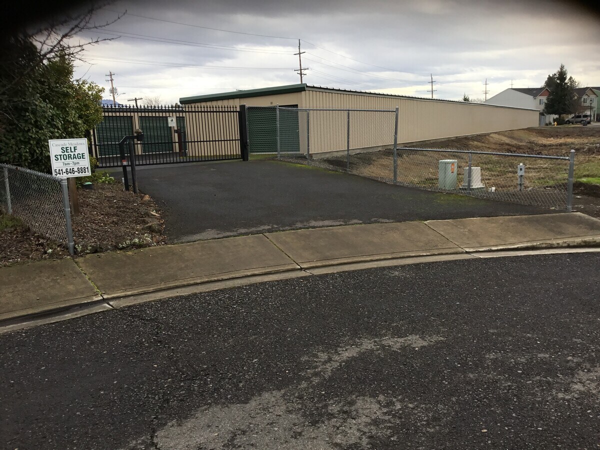 877 Silver Fox Dr, Central Point, OR 97502