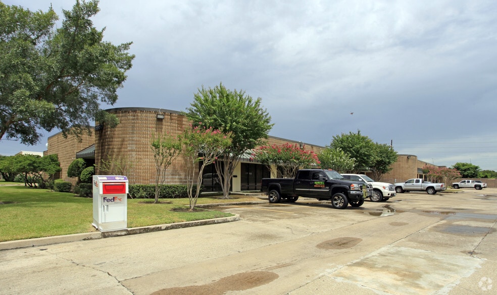 15660 W Hardy Rd, Houston, TX for lease - Primary Photo - Image 1 of 7