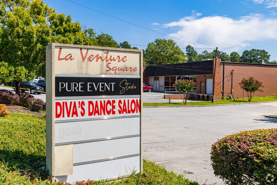 3292 Laventure Dr, Atlanta, GA for sale - Building Photo - Image 3 of 10