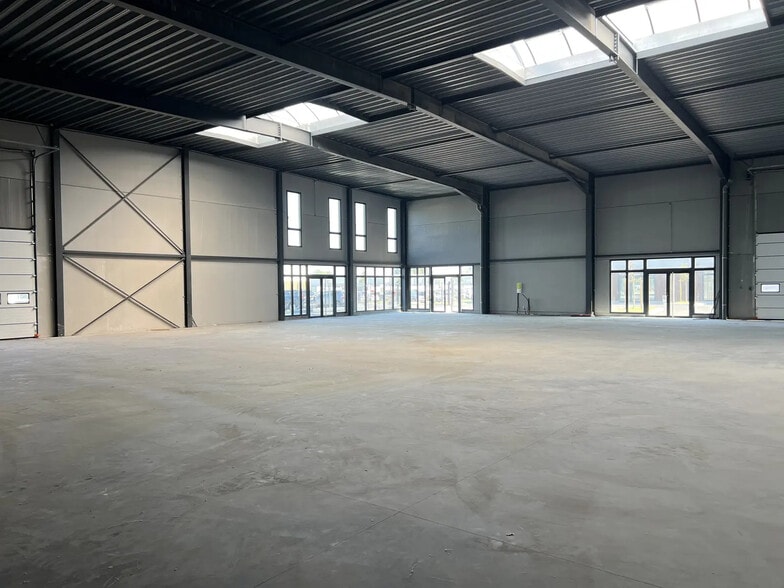 Flex in Seclin for lease - Interior Photo - Image 3 of 6