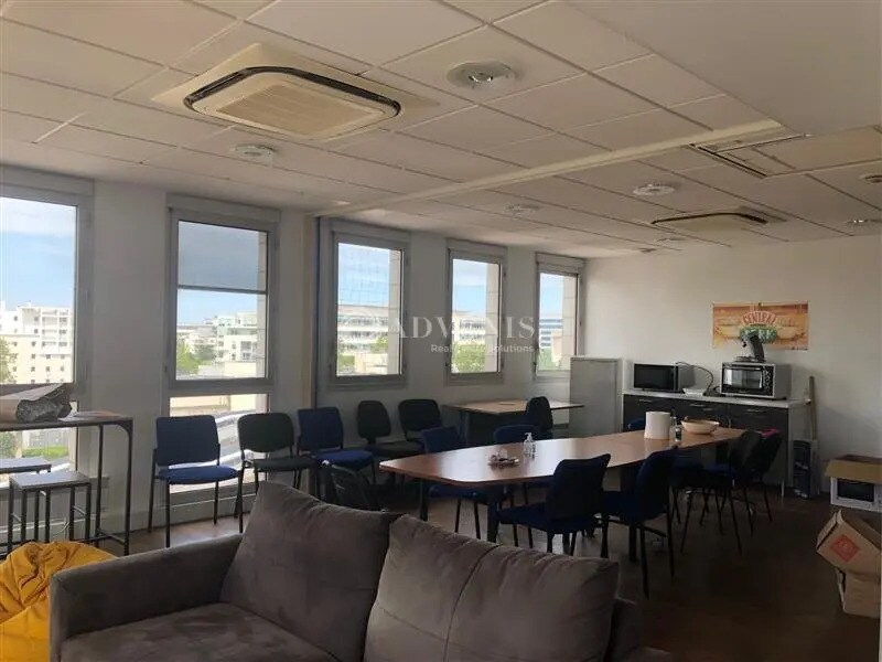 Office in Montigny-le-Bretonneux for lease Interior Photo- Image 1 of 7