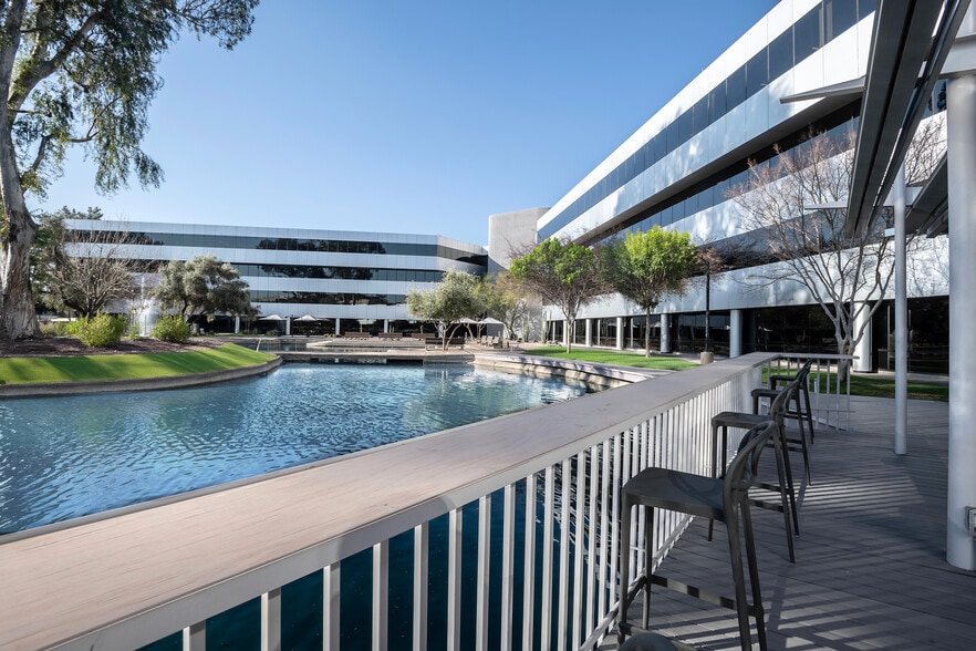 2141 E Highland Ave, Phoenix, AZ for lease - Building Photo - Image 3 of 13