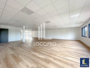 Office in Éguilles for lease Interior Photo- Image 2 of 5