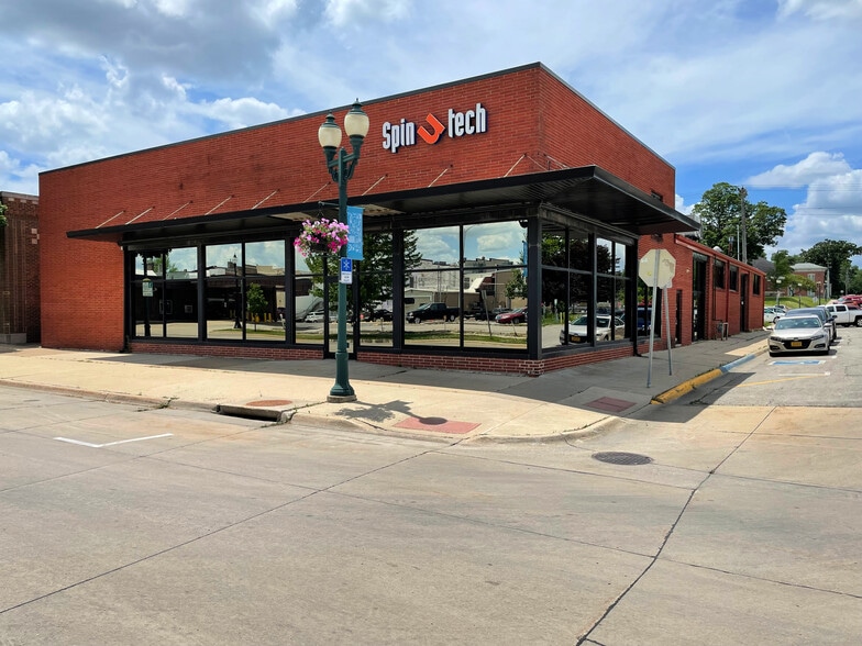 201 Washington St, Cedar Falls, IA for sale - Building Photo - Image 1 of 1