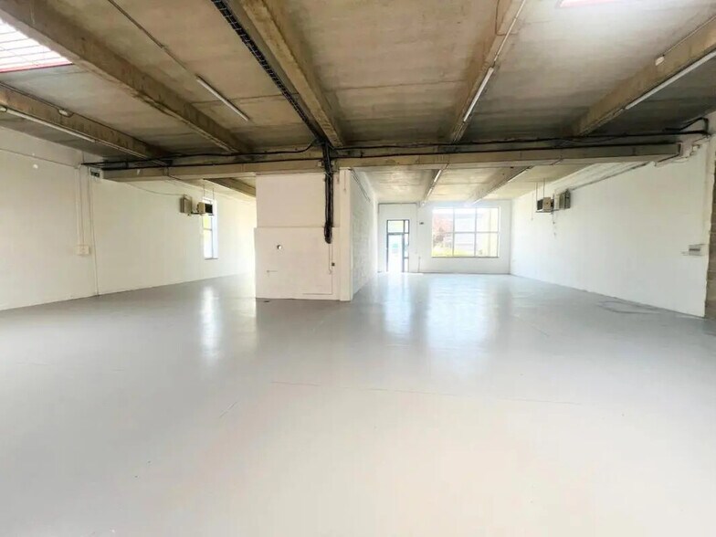 Flex in La Verrière for lease - Interior Photo - Image 3 of 32