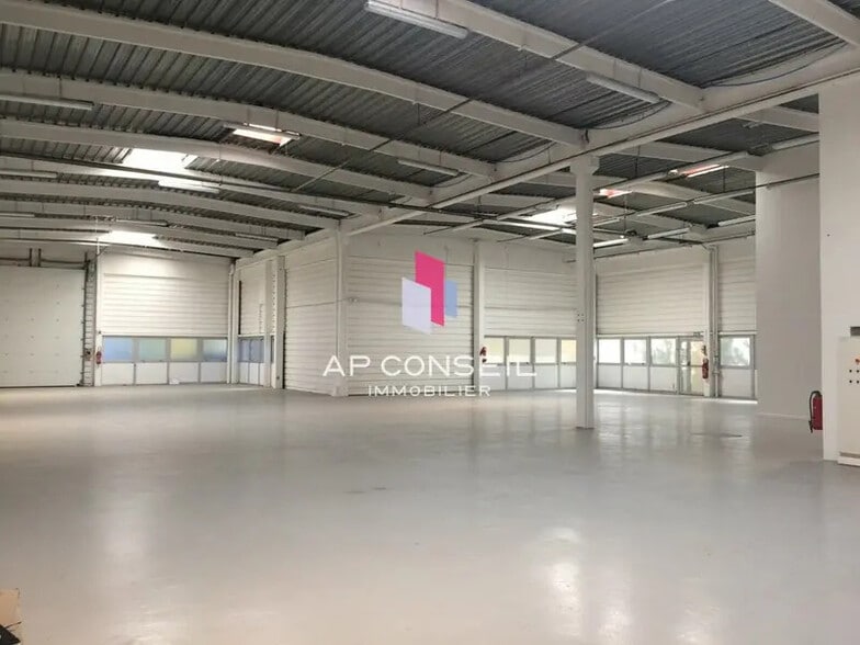 Industrial in Trappes for lease - Building Photo - Image 2 of 9