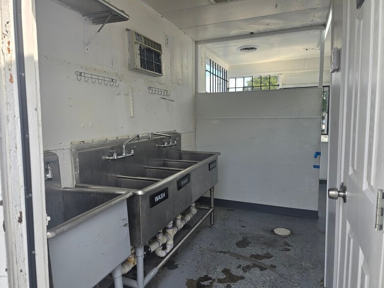 5225 University Hills Blvd, Dallas, TX for lease - Building Photo - Image 3 of 11