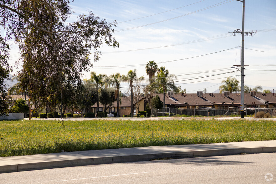 6909 Victoria Ave, Highland, CA for lease - Building Photo - Image 1 of 32