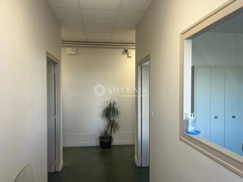 Flex in Joué-lès-Tours for lease - Interior Photo - Image 3 of 12