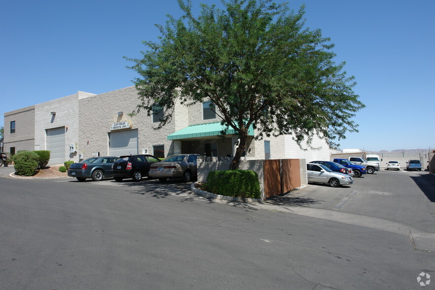 209 E Brooks Ave, North Las Vegas, NV for lease - Primary Photo - Image 1 of 24