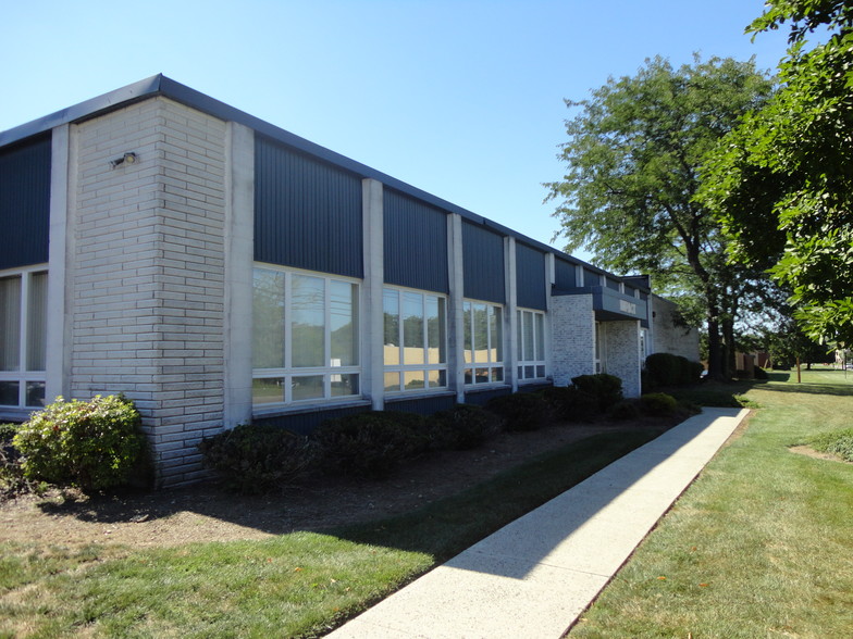 23 Fairfield Pl, West Caldwell, NJ for lease - Primary Photo - Image 1 of 5