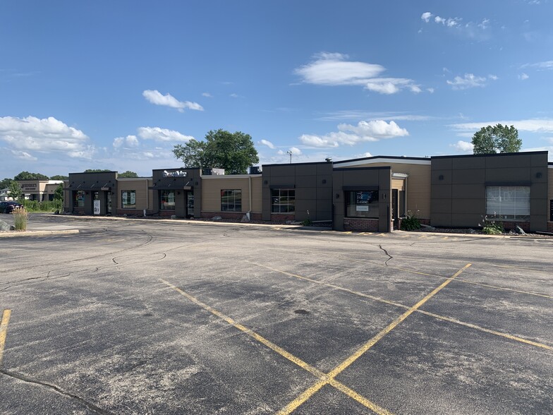 2021-2107 W Washington St, West Bend, WI for lease - Building Photo - Image 1 of 3