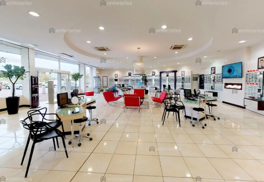 Retail in Longueau for lease - Interior Photo - Image 2 of 5