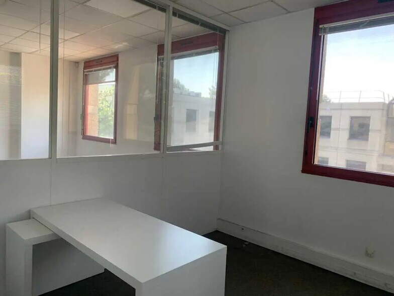 Office in Créteil for lease - Interior Photo - Image 3 of 6