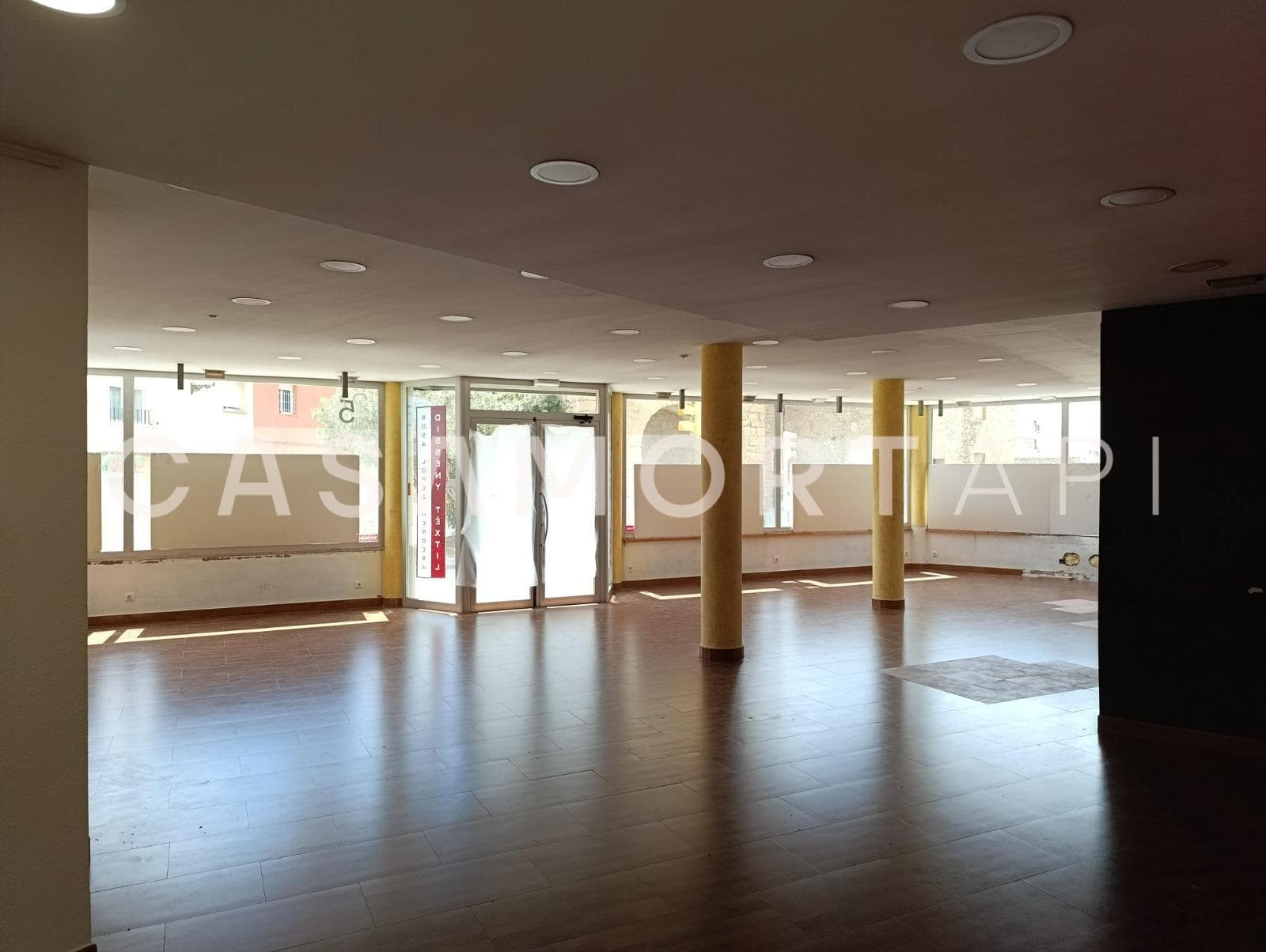 Retail in Torroella de Montgrí, Gerona for lease Interior Photo- Image 1 of 7