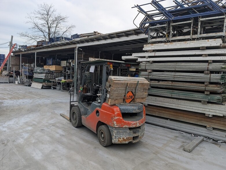 3 Orgill Ave, Bay Shore, NY for lease - Building Photo - Image 2 of 8