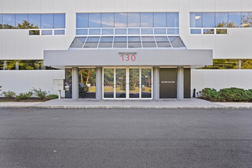 130 Business Park Dr, Armonk, NY for lease - Building Photo - Image 1 of 4