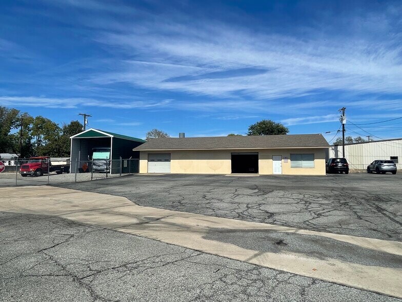 1605 N Center St, Bonham, TX for sale - Primary Photo - Image 1 of 1