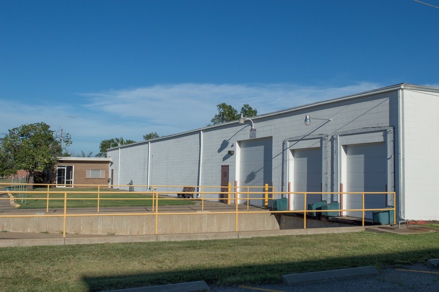 2804 Arnold Ave, Salina, KS for lease - Building Photo - Image 3 of 13