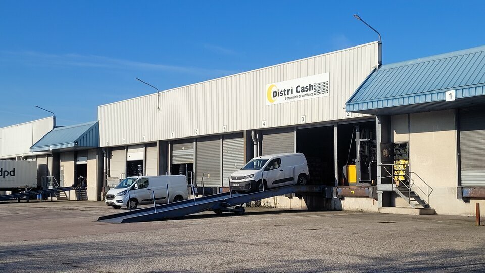 Industrial in Saint-Étienne-du-Rouvray for lease Building Photo- Image 1 of 12