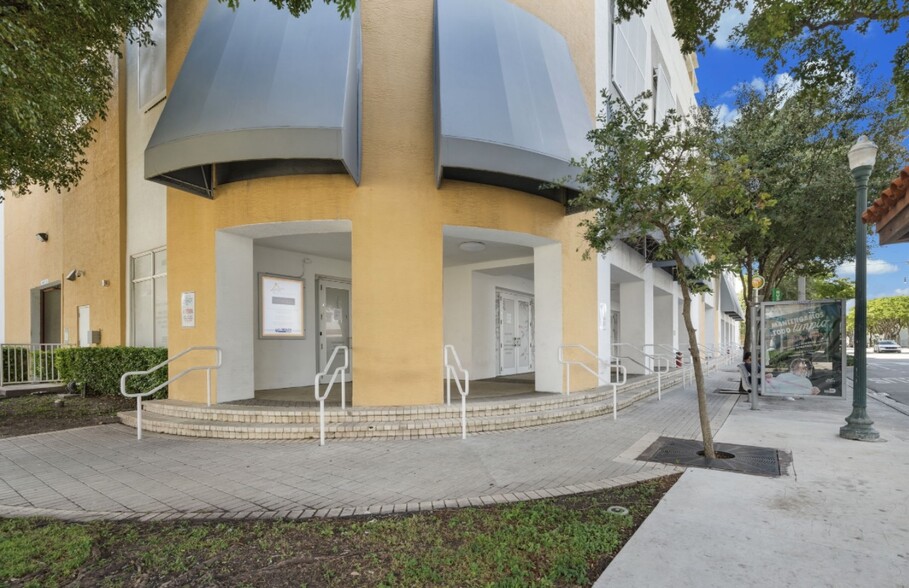 900 SW 8th St, Miami, FL for lease - Building Photo - Image 3 of 34