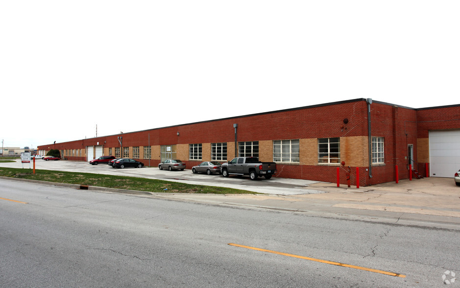 1245-1405 Thomas Beck Rd, Des Moines, IA for lease - Building Photo - Image 3 of 13