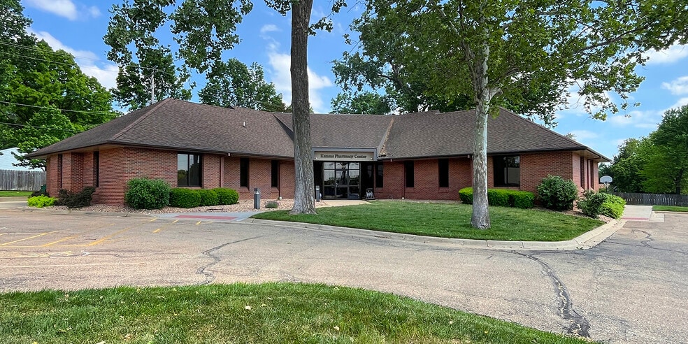 1020 SW Fairlawn Rd, Topeka, KS for sale - Building Photo - Image 1 of 8