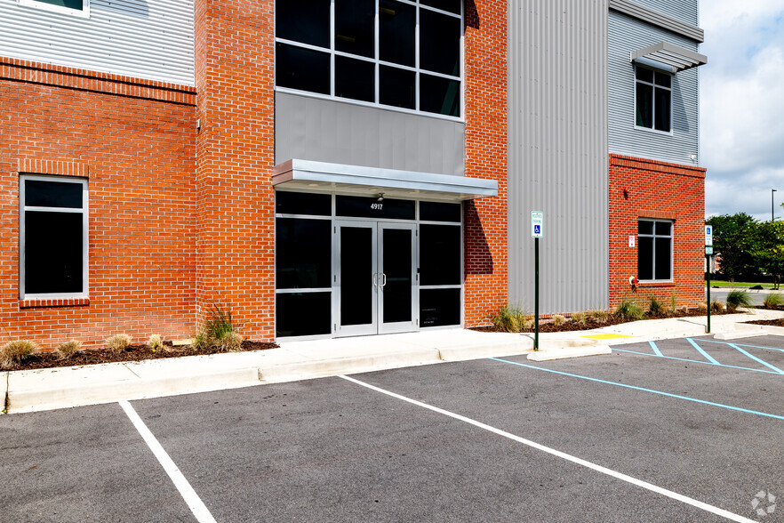 4917 Centre Pointe Dr, North Charleston, SC for lease - Building Photo - Image 3 of 20