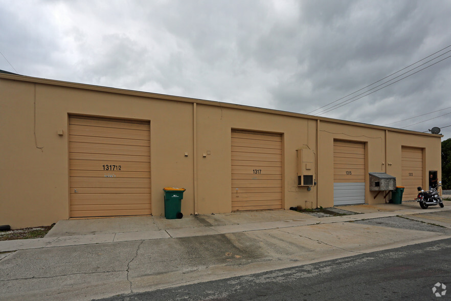 1303-1317 Central Ter, Lake Worth, FL for lease - Building Photo - Image 3 of 4