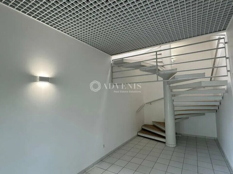 Flex in Saclay for lease - Interior Photo - Image 2 of 12