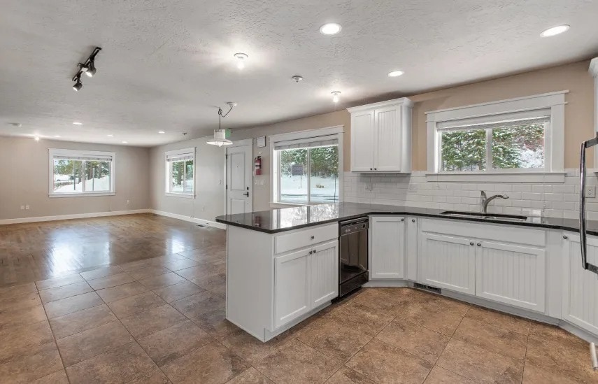 15687 N Government Way, Hayden, ID for lease Interior Photo- Image 1 of 3