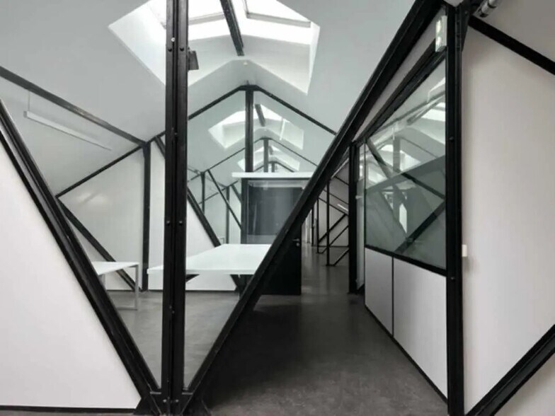 Office in Lyon for lease - Interior Photo - Image 3 of 24