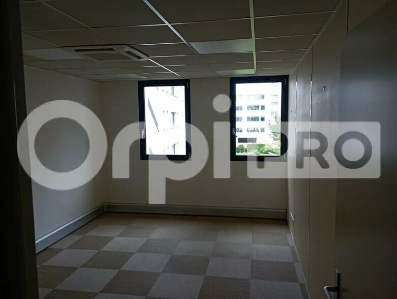 Office in Reims for lease - Building Photo - Image 2 of 5