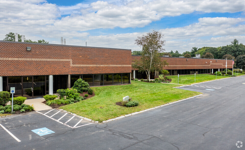 100 Research Dr, Wilmington, MA for lease - Building Photo - Image 2 of 9