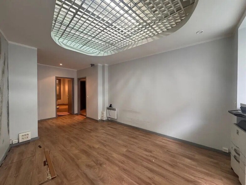 Retail in Paris for lease - Interior Photo - Image 3 of 4