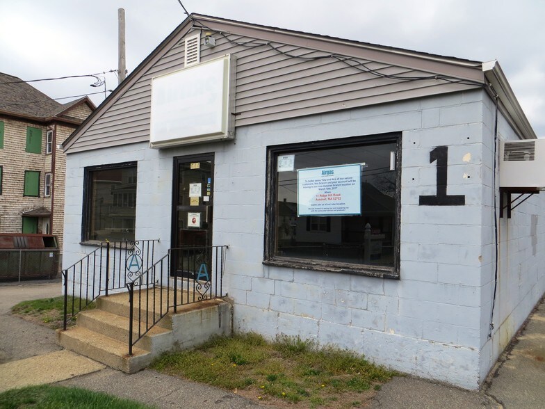 644 Charles St, Fall River, MA 02724