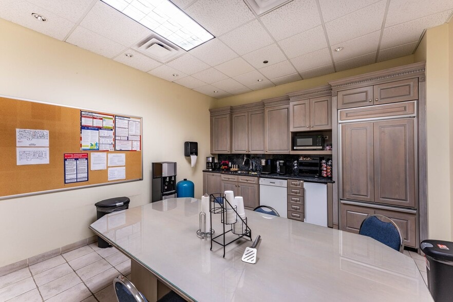 10600 W Sam Houston Pky N, Houston, TX for lease - Interior Photo - Image 3 of 13