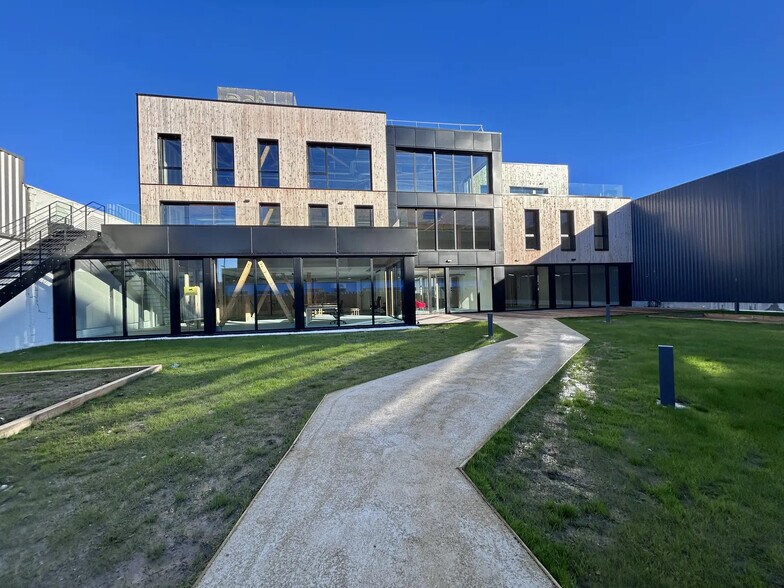 Office in Lorient for lease - Building Photo - Image 2 of 5