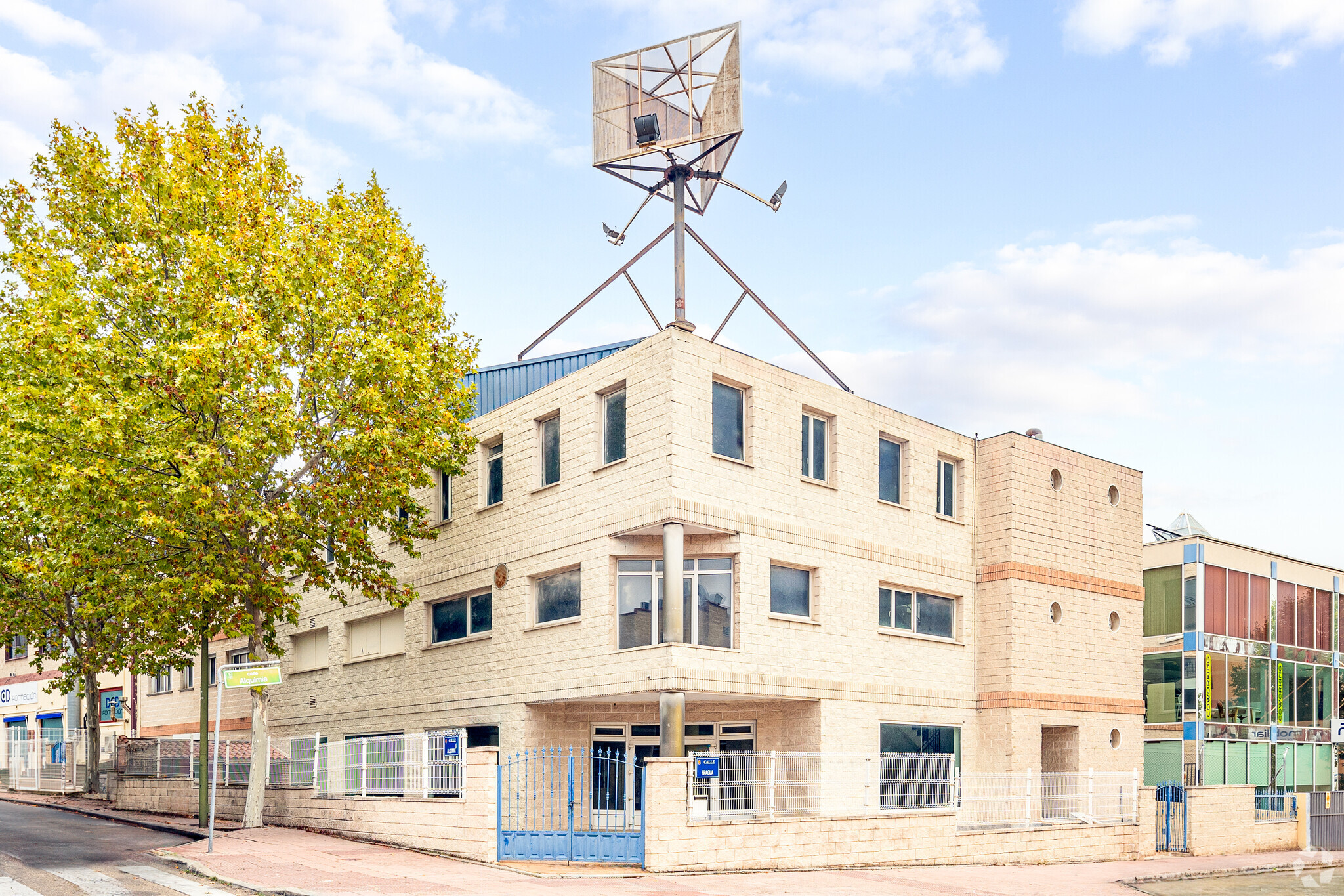 Calle Alquimia, 12, Móstoles, Madrid for sale Primary Photo- Image 1 of 24