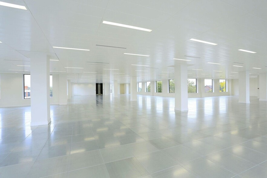 20 Kingston Rd, Staines for lease - Interior Photo - Image 2 of 23