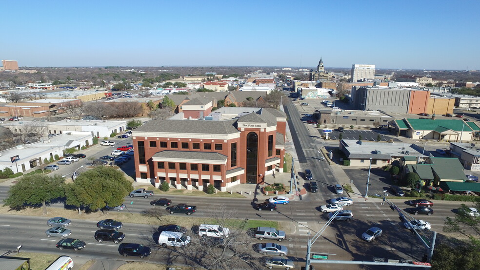 400 W Oak St, Denton, TX for lease - Building Photo - Image 3 of 4