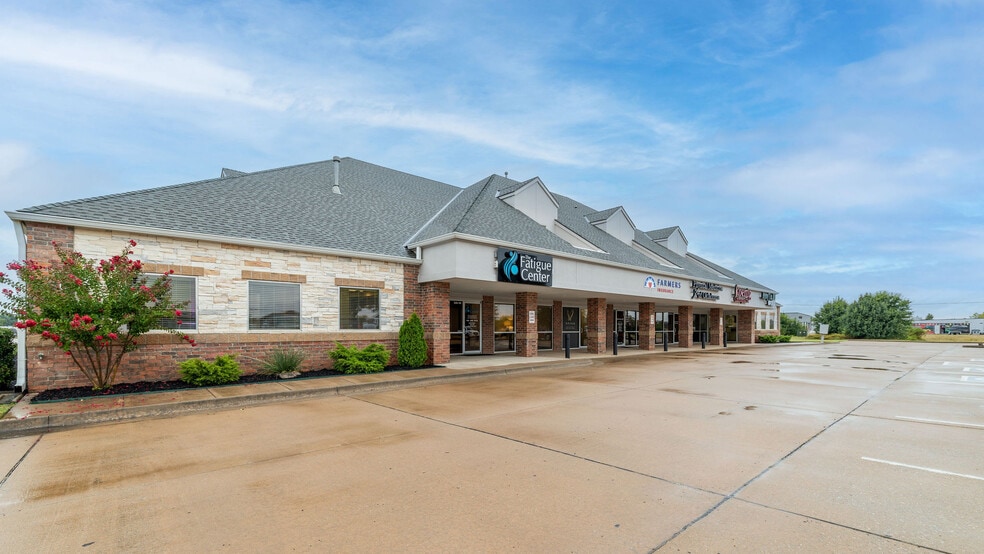 800 W 18th St, Edmond, OK for lease - Building Photo - Image 1 of 10