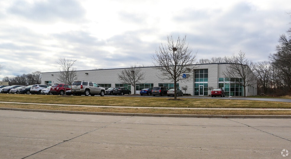 6619 W Calumet Rd, Milwaukee, WI for lease - Primary Photo - Image 1 of 4