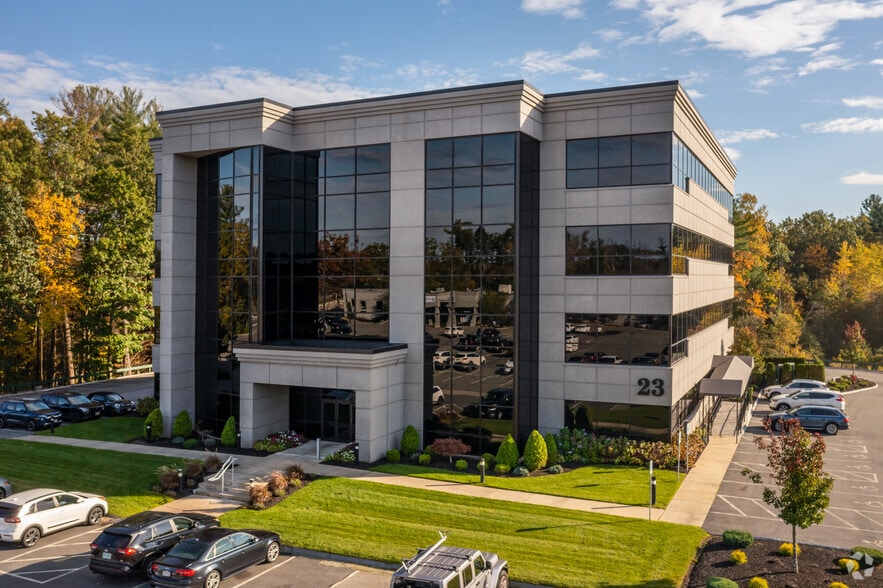 23 Keewaydin Dr, Salem, NH 03079