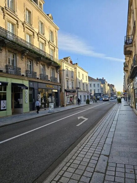 Retail in Laval for sale - Building Photo - Image 2 of 2