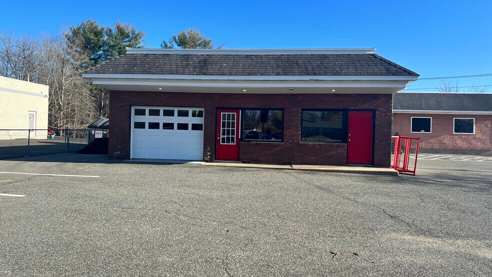 52 W State St, Granby, MA 01033